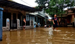 Langganan Banjir, Kampung Rancanumpang Gedebage Bandung Ikut Terdampak Sejumlah warga dan anak - anak Kampung Rancanumpang beraktivitas di genangan air / Hendrik Muchlison
