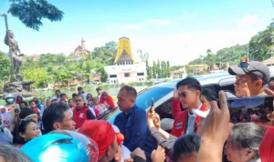 Warga menyambut antusias kedatangan Ketua Umum Partai Solidaritas Indonesia (PSI) Kaesang Pangarep di Kabupaten Toraja Utara, Sulawesi Selatan, Senin (29/1/2024).