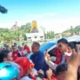 Warga menyambut antusias kedatangan Ketua Umum Partai Solidaritas Indonesia (PSI) Kaesang Pangarep di Kabupaten Toraja Utara, Sulawesi Selatan, Senin (29/1/2024).