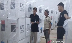 Komisioner KPU Kotim sedang mendata kotak suara yang tersimpan di gudang logistik di Sampit beberapa waktu lalu.