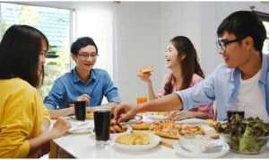 Mengapa Nafsu Makan Melejit saat Makan Bareng Sahabat? Ini Alasannya