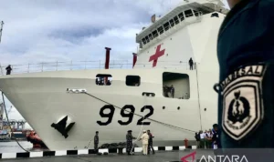 Kirim Bantuan Kemanusiaan ke Palestina, Menhan RI Lepas KRI dr Radjiman Menhan RI, Prabowo Subianto, melepas KRI dr. Radjiman Wedyodiningrat-992 dari Dermaga Markas Komando Lintas Laut Militer (Kolinlamil), Jakarta, Kamis (18/1).