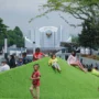 Masyarakat sedang menikmati Monumen Perjuangan Rakyat Jawa Barat yang telah direvitalisasi.