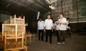 Pj Gubernur Jabar saat meninjau Satuan Pelayanan Pengembangan Industri Rotan Cirebon, Rabu (3/1).