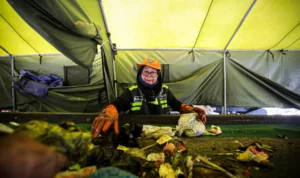 Petugas di TPST Gedebage, Kota Bandung sedang memilah sampah.