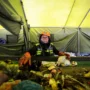 Petugas di TPST Gedebage, Kota Bandung sedang memilah sampah.