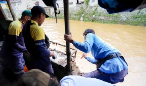 Perbaikan Tanggul Sungai Cikapundung di Braga Dikebut Petugas gabungan saat meninjau tanggul Sungai Cikapundung di kawasan Braga, Kota Bandung.