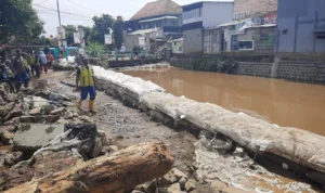 Penampakan jebolnya tanggul penahan sungai Cigede di Kampung Lamajang Peuntas, Desa Citeureup, Dayeuhkolot, Kabupaten Bandung. Foto Istimewa