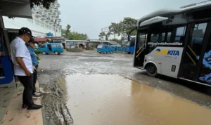 Kadis PUPR Kota Bogor, Rena Da Frina bersama jajaran saat meninjau langsung Terminal Bubulak, Rabu (17/1). (Yudha Prananda / Jabar Ekspres)