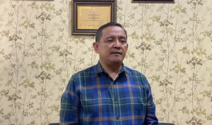 Kepala Dinas Lingkungan Hidup (DLH) Kabupaten Bandung Asep Kusumah saat dimintai keterangan di Kantor DLH, Soreang, Kabupaten Bandung, Rabu (10/1/2024). Foto Agi Jabar Ekspres