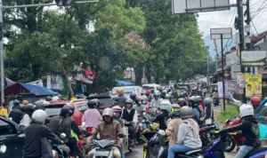 Terlihat Kepadatan arus lalu baik itu kendaraan roda dua dan roda empat di sekitar Pertigaan Simpang Sadu, Soreang, Kabupaten Bandung, Senin (1/1/2024). Foto Agi Jabar Ekspres