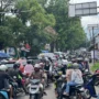 Pertigaan Simpang Sadu Soreang Padat Kendaraan, Polresta Bandung: Sudah 4 Kali One Way Terlihat Kepadatan arus lalu baik itu kendaraan roda dua dan roda empat di sekitar Pertigaan Simpang Sadu, Soreang, Kabupaten Bandung, Senin (1/1/2024). Foto Agi Jabar Ekspres