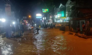Air Meluap di Cihanjuang Cimahi, Kendaraan Roda Dua Terseret Arus Doc. Foto Banjir Cihanjuang (foto:warga)