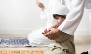 ILUSTRASI: Mengajarkan anak sholat tepat waktu. (freepik)