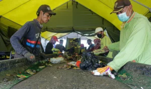 Petugas di lokasi Tempat Pemilahan Sampah, Kel. Rancanumpang, Gedebage, Kota Bandung. (Pandu Muslim/Jabar Ekspres)