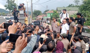 Sejumlah warga Kiarasari saat melakukan unjuk rasa. Foto: Dok Polsek Cigudeg