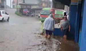 Camat Kertasari Tampik Isu Banjir Bandang; Derasnya Hujan yang Tak Tertampung Saluran Drainase Beberapa warga saat menyelamatkan barang berharganya akibat banjir bandang yang terjadi di Kampung Pacet, Desa Sukapura, Kecamatan Kertasari, Kabupaten Bandung, Selasa (9/1/2024). Foto Tangkapan Layar Video