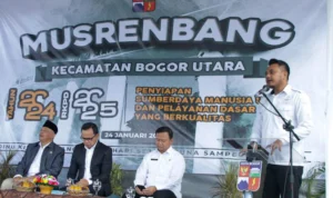 Camat Bogor Utara, Riki Robiansyah saat menyampaikan sejumlah usulan prioritas dalam Musrenbang tingkat Kecamatan Bogor Utara, Rabu (24/1). (Yudha Prananda / Jabar Ekspres)