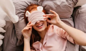 7 Kebiasaan di Malam Hari yang Membuat Wajah Kusam ILUSTRASI: Kebiasaan buruk di malam hari (freepik)