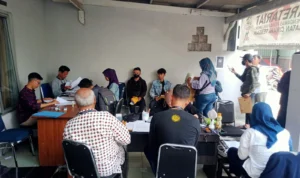 Doc. Antusiasme Masyarakat Mendaftarkan Diri Sebagai PTPS di Panwascam Cimahi Tengah (istimewa)