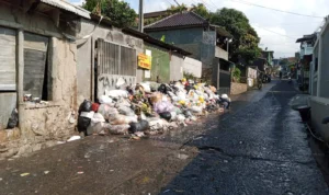 Overload Sampah di Desa Sariwangi Picu Banjir dan Diare, DLH KBB Belum Temukan Solusi Doc. Penumpukan Sampah yang Masih Belum Menemui Solusi dan Minimnya Lahan Pembuangan Sampah di Desa Sariwangi (mong)