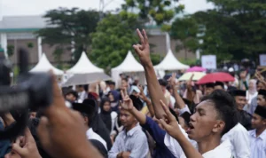 Puluhan Ribu Guru Honorer Padati Lapangan Panahan SJH, Deklarasikan Dukung Prabowo-Gibran Puluhan ribu orang guru honorer deklarasikan dukung Prabowo Gibran dan bagikan tiket umroh di Lapang Panahan Si Jalak Harupat, Kabupaten Bandung, Sabtu (27/1/2024). Foto Istimewa