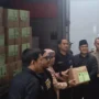 Ketua KPU Kota Bogor, Habibi Zaenal Arifin (Kedua Kanan) secara simbolis menerima surat suara DPRD Kota Bogor, Kamis (4/1). (Yudha Prananda / Jabar Ekspres)