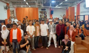 Ketua DPRD Kota Bandung Tedy Rusmawan (tengah baju putih) bersama para peserta Fest Band Seger Bener