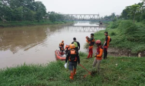 Pencarian Anak SD yang Hanyut di Gorong-gorong Bandung Berlanjut, Tim SAR Sisir Citarum Basarnas bersama para relawan terus melakukan pencarian bocah yang hanyut terbawa arus di Kota Bandung hingga ke Sungai Citarum, Kabupaten Bandung, Selasa (2/1/2024). Foto Istimewa