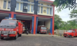 Mobil Patwal Damkar (kanan) mogok dan terparkir di halaman UPTD Damkar Kota Banjar, Jumat 19 Januari 2024. (Cecep Herdi/Jabar Ekspres)