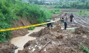 Pihak polisi saat memasangi pembatas di TKP tewasnya 3 Balita. Riki/Jabar Ekspres.
