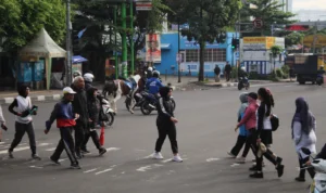 Mengupas Pembangunan JPO Lapangan Gasibu Monju PADAT : Sejumlah masyarakat menyebrangi Jalan Surapati samping Lapangan Gasibu, Sabtu (06/01).Lokasi itu rencananya bakal dibangun JPO. / Hendrik Muchlison