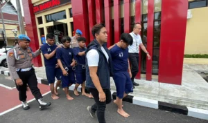 5 pelaku pengeroyokan hingga korban meninggal dunia saat digiring kepolisian di Mapolresta Bandung, Rabu (3/1/2024). Foto Agi Jabar Ekspres