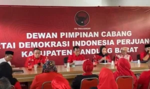 PDI Perjuangan Kabupaten Bandung Barat saat melakukan konsolidasi partai di kantor DPC PDIP. Minggu (21/1). Foto Jabarekspres