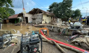 Kondisi rumah rusak akibat jebolnya tanggul sungai Cigede di Kampung Lamajang Peuntas, Desa Citeureup, Kecamatan Dayeuhkolot, Kabupaten Bandung. Foto Agi Jabar Ekspres
