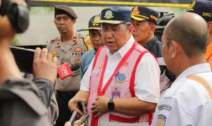 Direktur Jenderal Perkeretaapian Mohammad Risal Wasal meninjau lokasi kecelakaan Kereta Commuter Line Bandung Raya dan Kereta Api Turangga Surabaya-Bandung di kawasan lintasan petak Cicalengka-Haurpugur, Kabupaten Bandung. (Pandu Muslim/Jabar Ekspres)