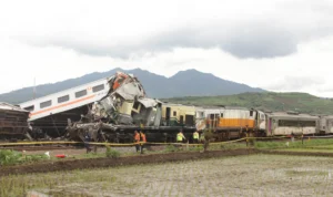 Ist. Dua Kereta api yakni KA Turangga dan Commuter 350 usai terlibat tabrakan di Cicalengka, Kab. Bandung, Jum'at (5/1). Foto. Pandu Muslim Jabar Ekspres.