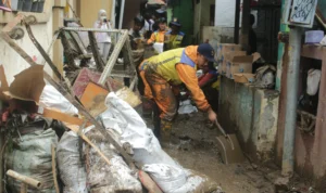Petugas BBWS Citarum turut membantu membersihkan lumpur dan sampah dampak dari banjir bandang di Kawasan Braga, Kota Bandung. (Pandu Muslim/Jabar Ekspres)