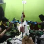 Masa Depan Kampoeng Radjoet di Tangan Anak-anak Perajin SERIUS: Perajin kain rajut saat melakukan kerja-kerja menjahit di Kampoeng Radjoet Binong Jati, Kecamatan Batununggal, Kota Bandung, pada Rabu (3/1). (Nizar/Jabar Ekspres)