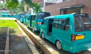 Para sopir angkot jurusan Cisaat-Cibadak tengah melakukan aksi mogok massal / Riky Achmad