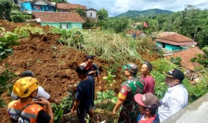 Ist. Longsor di Kampung Cibatu Hilir, Desa Sekarwangi, Kecamatan Cibadak, Kabupaten Sukabumi, yang terjadi pada Rabu, 24 Januari 2024 pagi tadi. Dok. BPBD Jabar.