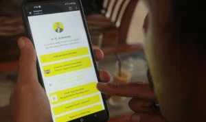 Masyarakat mengakses laman yang dibuat dalam kampanye kreatif salah satu Calon anggota Legislatif. (Pandu Muslim/Jabar Ekspres)