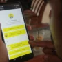 Masyarakat mengakses laman yang dibuat dalam kampanye kreatif salah satu Calon anggota Legislatif. (Pandu Muslim/Jabar Ekspres)