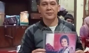 Dadang Warman, cucu Iyar Wiarsih saat menunjukan foto neneknya. Rabu (16/1). Foto Jabarekspres