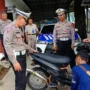 Kasat Lantas Polres Banjar AKP Otong Rustandi menindak salah satu pengendara knalpot brong di Pos Polisi Jembar, Kota Banjar, Jumat 12 Januari 2024. (Cecep Herdi/Jabar Ekspres)