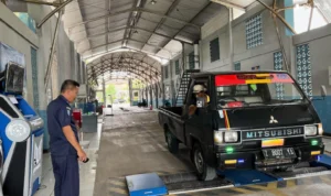 Retribusi KIR Dihapus, Banjar Kehilangan PAD Senilai Rp300 Juta Petugas saat memeriksa uji layak salah satu kendaraan angkutan di UPT pengujian KIR Dishub Kota Banjar belum lama ini. (Cecep Herdi/Jabar Ekspres)