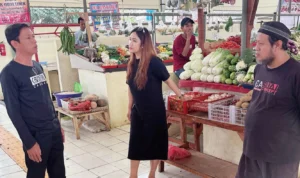 Jadi Sorotan Publik, Pasar Tanah Baru Bogor Sepi Pengunjung Tokoh muda di Kecamatan Bogor Utara, Vina Yuliani saat berinteraksi dengan sejumlah pedagang di Pasar Tanah Baru, Kota Bogor. (Yudha Prananda / Jabar Ekspres)