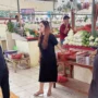 Tokoh muda di Kecamatan Bogor Utara, Vina Yuliani saat berinteraksi dengan sejumlah pedagang di Pasar Tanah Baru, Kota Bogor. (Yudha Prananda / Jabar Ekspres)