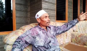 Saksi Mata di Lokasi Tabrakan KA Turangga-KRD Lokal Bandung Raya, Ujang (67) asal warga Desa Cikuya, Kecamatan Cicalengka, Kabupaten Bandung. (Yanuar/Jabar Ekspres)
