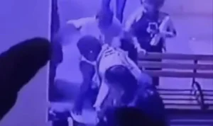 Viral, Oknum Komplotan Fotografer Jalanan Diduga Aniaya Wisatawan di Asia Afrika Bandung Ist. Tangkap layar aksi penganiayaan yang dilakukan oleh kelompok fotografer jalanan kepada wisatawan di Asia Afrika Bandung. Foto. Tangkap layar video dari sosial media Instagram.